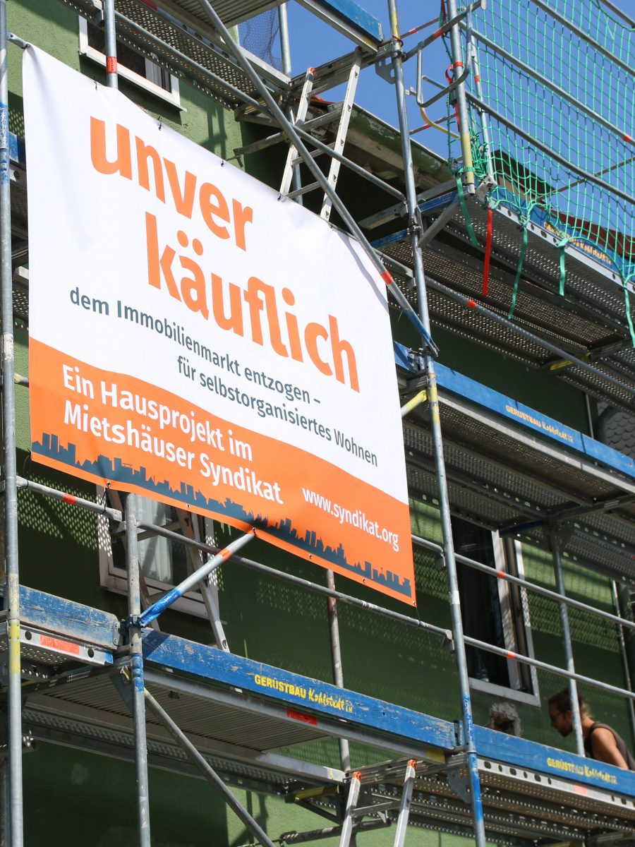 Oranges Mietshaussyndikat Banner: Unverkäuflich - dem Immobilienmarkt entzogen - für selbstorganisiertes Wohnen