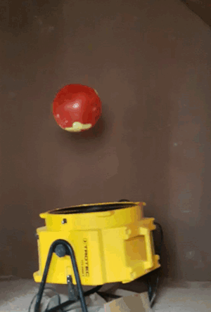 Wasserball tanzt in der Luft über Lüfter
